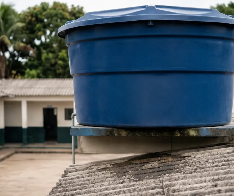Caixa d'água íntegra após o reparo da Ecoplast em escola municipal